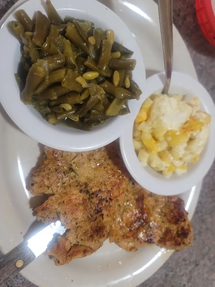 Marinated Chicken Breast with Green Beans and Macaroni Cheese